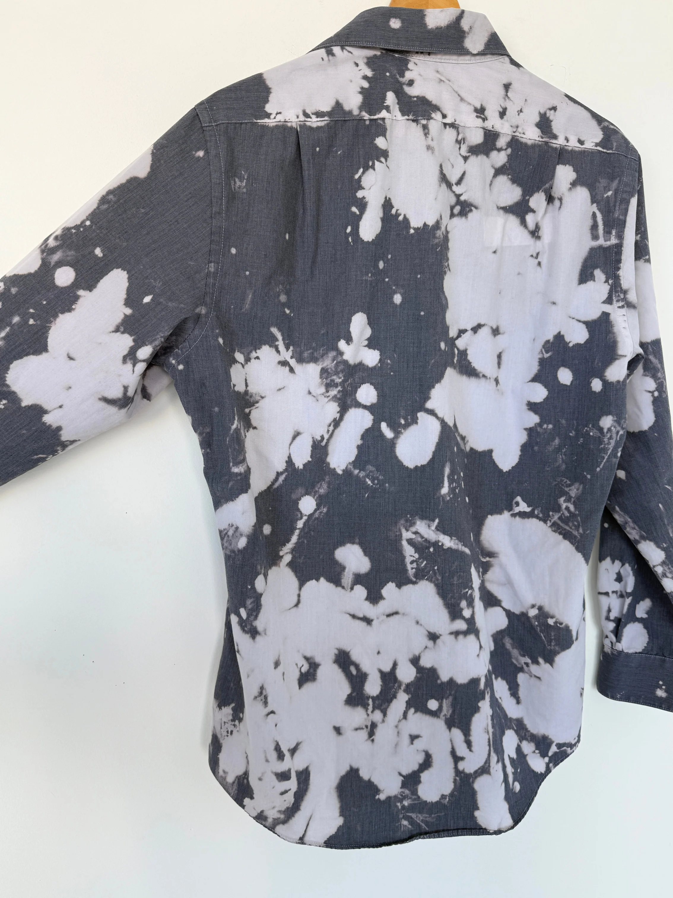 VAN HEUSEN LONG SLEEVE BUTTON UP - Image 3